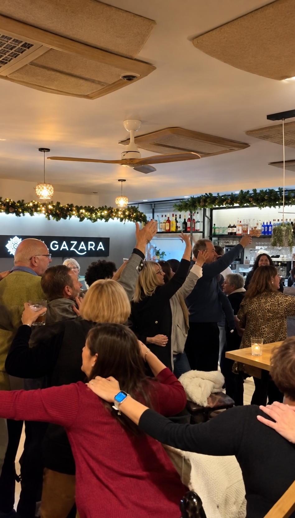 Amigos celebrando y bailando juntos en Algazara