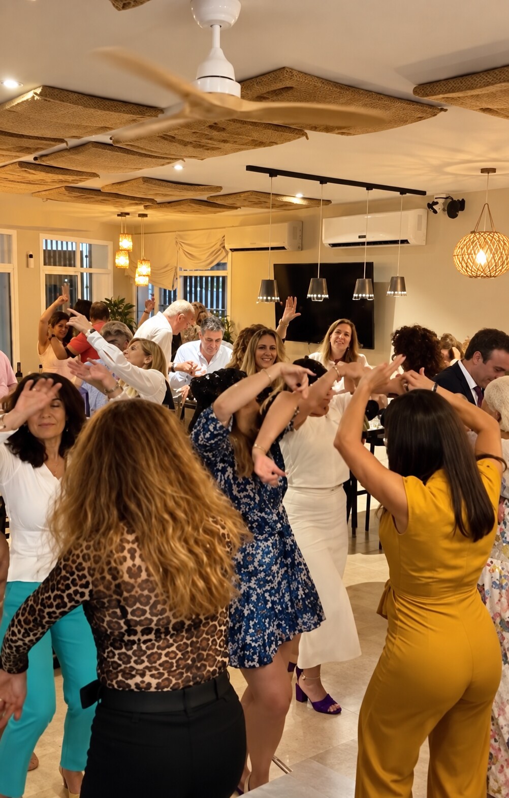 Invitados bailando y celebrando en el interior de Algazara
