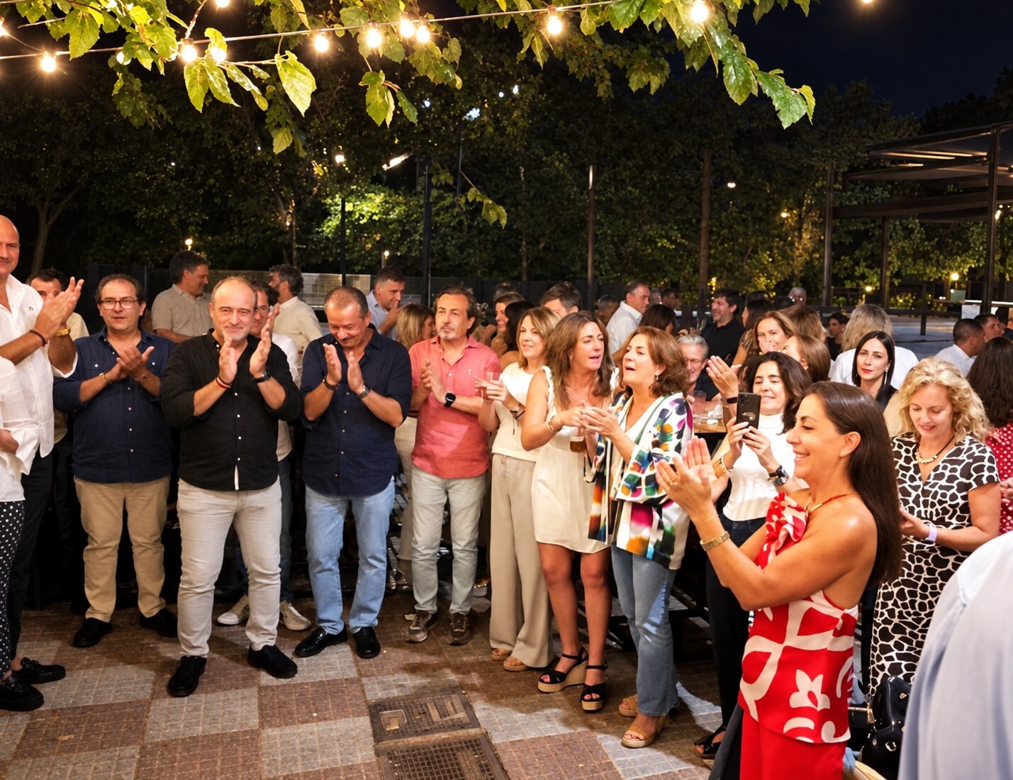 Grupo celebrando al aire libre en la terraza de Algazara